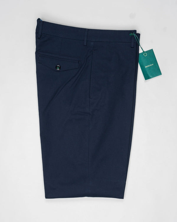 <ul> <li>Composition: 92% Cotton 8% Elastan</li> <li>Article: ol1211x</li> <li>Model: lucano long</li> <li>Color: Navy</li> <li>Made in Martina Franca, Puglia, Italy Berwich Wide Fit Cotton Chinos / Navy</li> </ul>