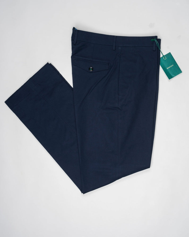 <ul> <li>Composition: 92% Cotton 8% Elastan</li> <li>Article: ol1211x</li> <li>Model: lucano long</li> <li>Color: Navy</li> <li>Made in Martina Franca, Puglia, Italy Berwich Wide Fit Cotton Chinos / Navy</li> </ul>