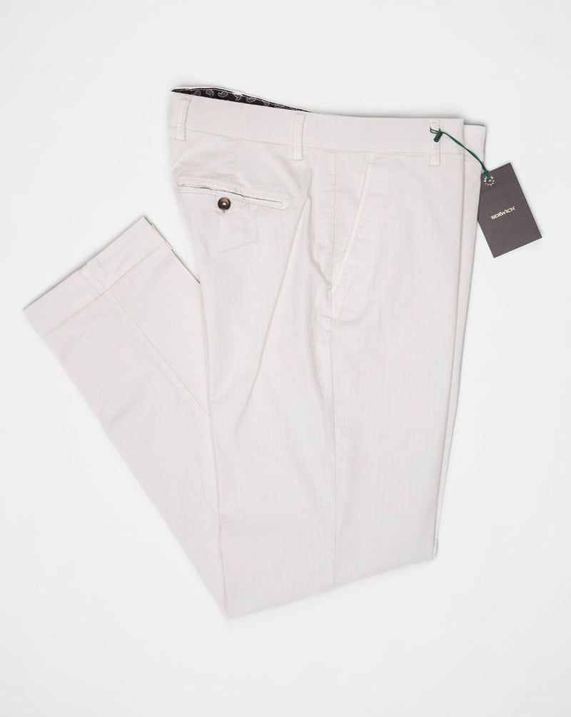 <ul> <li>Composition: 97% Cotton 3% Elastan</li> <li>Article: ol0061x</li> <li>Model: sauma tam-GD</li> <li>Color: Latte</li> <li>Made in Martina Franca, Puglia, Italy Berwich Herringbone Cotton Trousers / Latte</li> </ul>