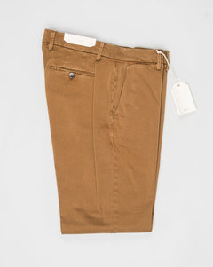 Article: 324513. Color: Tobacco / 573. Composition: 98% Cotton 2% Elastan. Model: Soho. Flat front. Slanted side pockets. Beltloops
