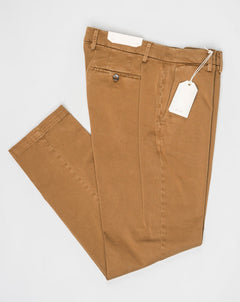 Article: 324513. Color: Tobacco / 573. Composition: 98% Cotton 2% Elastan. Model: Soho. Flat front. Slanted side pockets. Beltloops