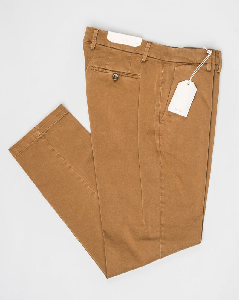 <ul> <li data-mce-fragment="1">Article: 324513</li> <li data-mce-fragment="1">Color: Tobacco / 573</li> <li data-mce-fragment="1">Composition: 98% Cotton 2% Elastan</li> <li data-mce-fragment="1">Model: Soho</li> <li data-mce-fragment="1">Flat front</li> <li data-mce-fragment="1">Slanted side pockets</li> <li data-mce-fragment="1">Beltloops</li> </ul>