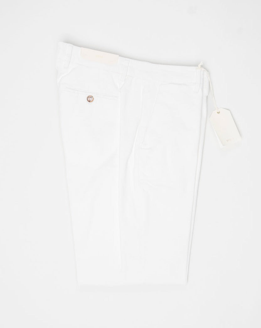 Article: 324513. Color: White / 5120. Composition: 98% Cotton 2% Elastan. Model: Soho. Flat front. Slanted side pockets. Beltloops
