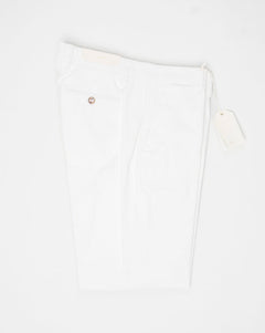Article: 324513. Color: White / 5120. Composition: 98% Cotton 2% Elastan. Model: Soho. Flat front. Slanted side pockets. Beltloops