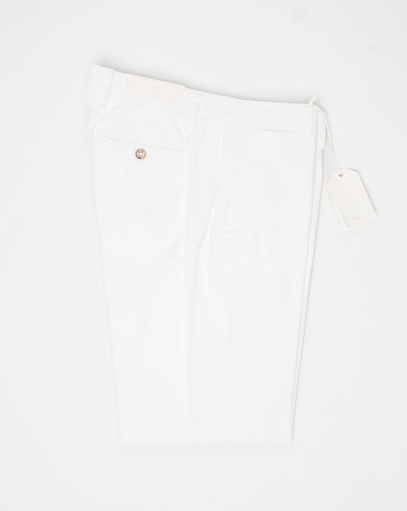 <ul> <li data-mce-fragment="1">Article: 324513</li> <li data-mce-fragment="1">Color: White / 5120</li> <li data-mce-fragment="1">Composition: 98% Cotton 2% Elastan</li> <li data-mce-fragment="1">Model: Soho</li> <li data-mce-fragment="1">Flat front</li> <li data-mce-fragment="1">Slanted side pockets</li> <li data-mce-fragment="1">Beltloops</li> </ul>