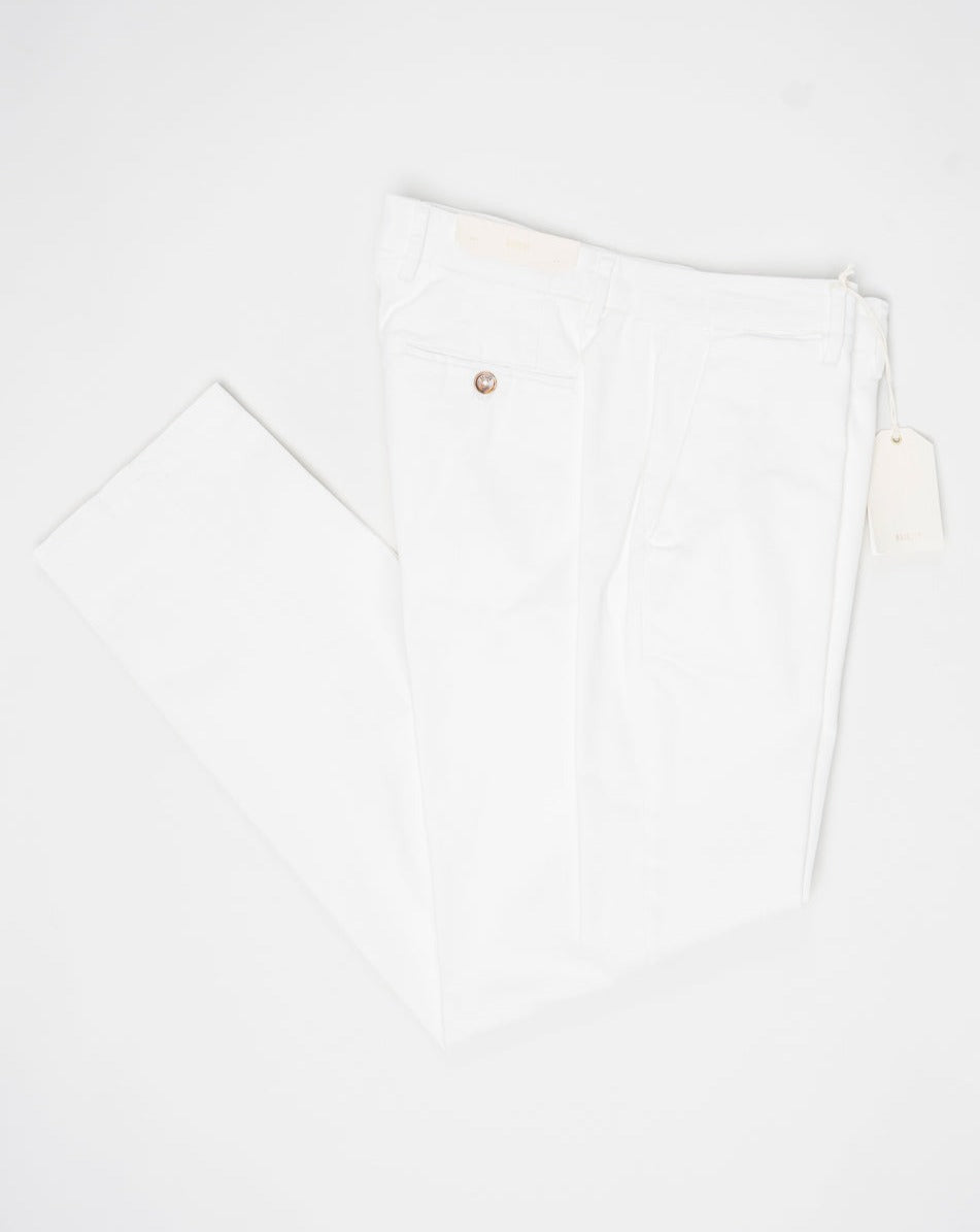 Article: 324513. Color: White / 5120. Composition: 98% Cotton 2% Elastan. Model: Soho. Flat front. Slanted side pockets. Beltloops
