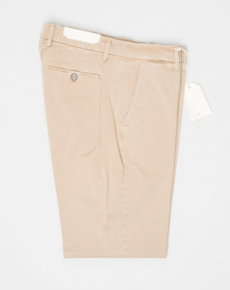 Article: 324513. Color: Beige / 543. Composition: 98% Cotton 2% Elastan. Model: Soho. Flat front. Slanted side pockets. Beltloops