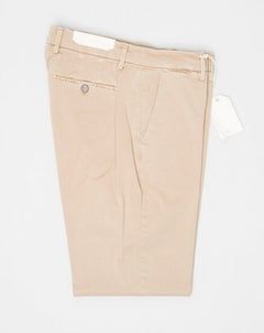 Article: 324513. Color: Beige / 543. Composition: 98% Cotton 2% Elastan. Model: Soho. Flat front. Slanted side pockets. Beltloops