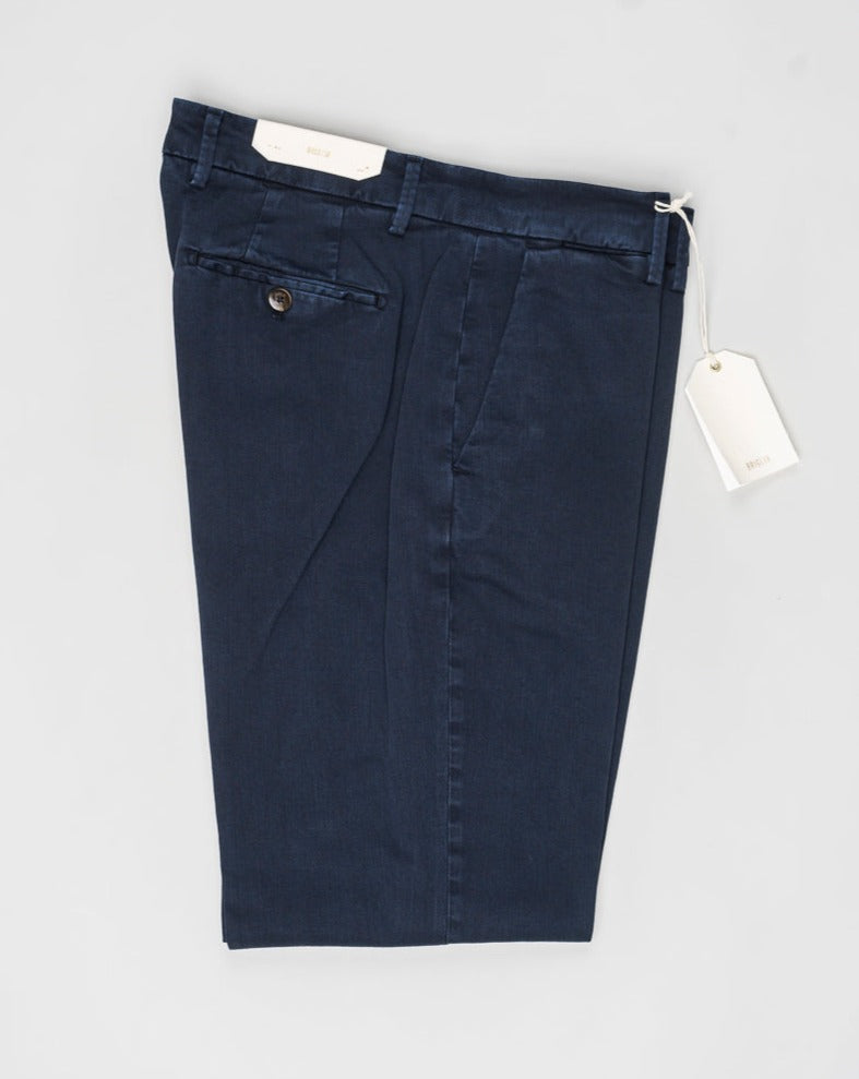 Article: 324513. Color: Navy / 511. Composition: 98% Cotton 2% Elastan. Model: Soho. Flat front. Slanted side pockets. Beltloops