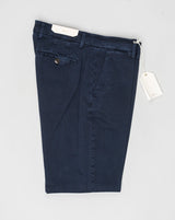 Article: 324513. Color: Navy / 511. Composition: 98% Cotton 2% Elastan. Model: Soho. Flat front. Slanted side pockets. Beltloops