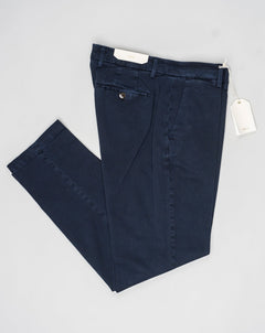 Article: 324513. Color: Navy / 511. Composition: 98% Cotton 2% Elastan. Model: Soho. Flat front. Slanted side pockets. Beltloops