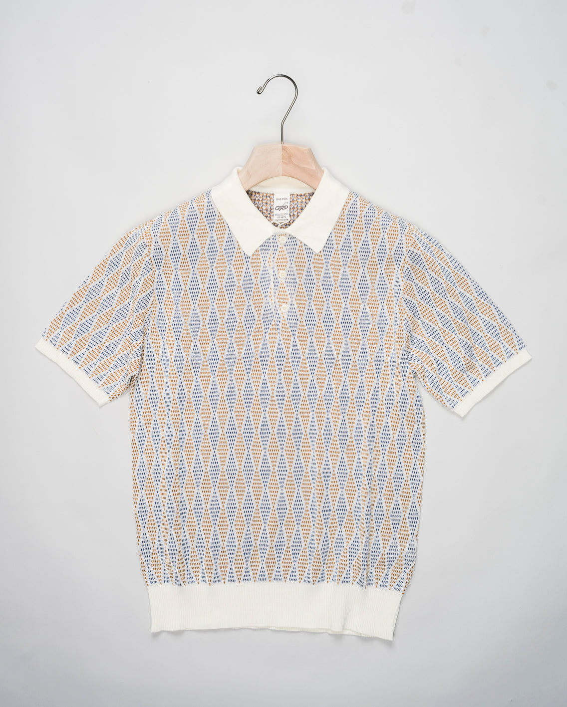 Short sleeve polo shirt in linen & cotton blend from G.R.P. Firenze. Composition: 60% Cotton 40% Linen. Short Sleeves. Article: TEC J1. Color: Ecru-Orange-Indigo