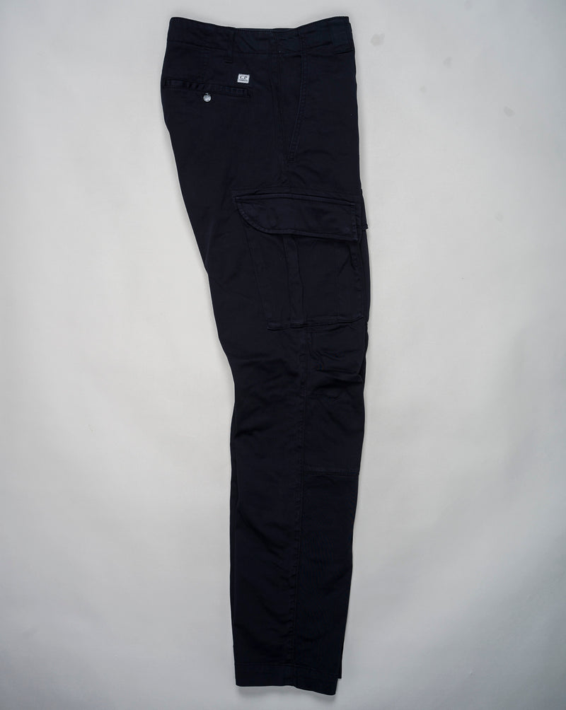 <ul> <li>Ergonomic fit</li> <li>Belt loops</li> <li>Button and zip fastening</li> <li>Two cargo pockets</li> <li>Logo detail</li> <li>Garment dyed C.P. Company Sateen Stretch Cargo Pants / Total Eclipse</li> <li>16CMPA057A 005694G&nbsp;</li> </ul>