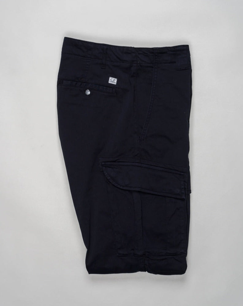 <ul> <li>Ergonomic fit</li> <li>Belt loops</li> <li>Button and zip fastening</li> <li>Two cargo pockets</li> <li>Logo detail</li> <li>Garment dyed C.P. Company Sateen Stretch Cargo Pants / Total Eclipse</li> <li>16CMPA057A 005694G&nbsp;</li> </ul>