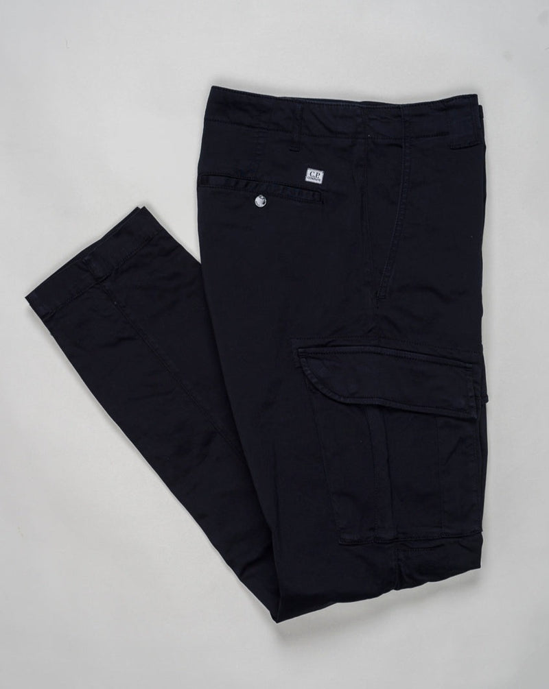 <ul> <li>Ergonomic fit</li> <li>Belt loops</li> <li>Button and zip fastening</li> <li>Two cargo pockets</li> <li>Logo detail</li> <li>Garment dyed C.P. Company Sateen Stretch Cargo Pants / Total Eclipse</li> <li>16CMPA057A 005694G&nbsp;</li> </ul>