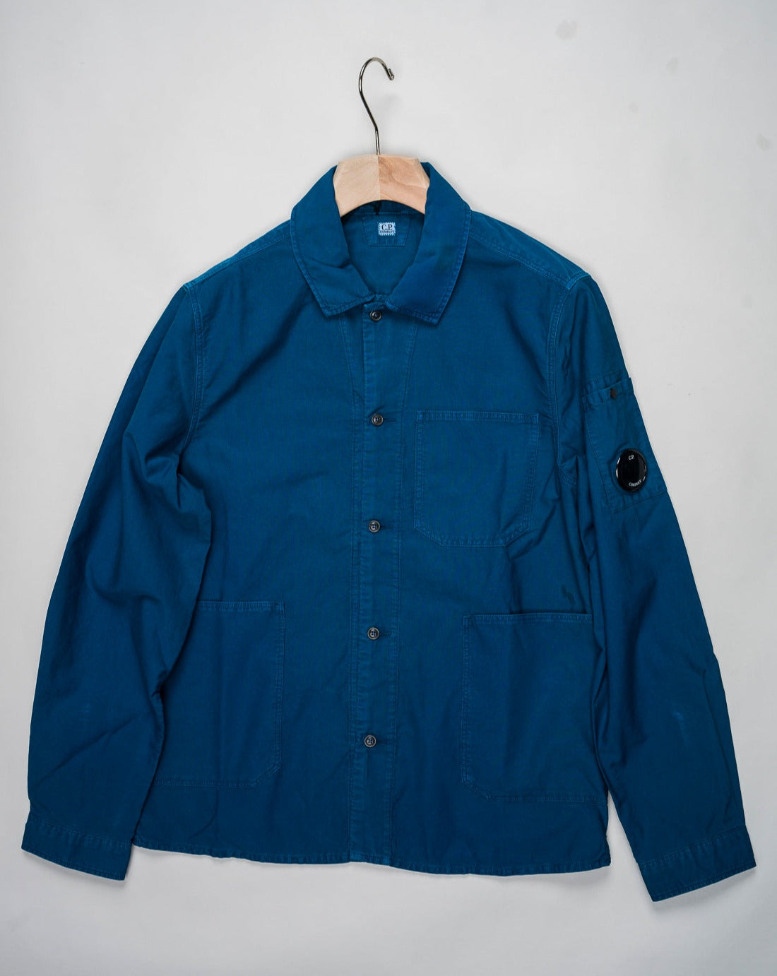 Open chest pocket. Two front pockets. Adjustable cuffs. Lens detail. Garment dyed. Regular fit. 16CMSHSH155A 006406O. Col. 848 Petrol Blue C.P. Company Ottoman Shirt / Ink Blue