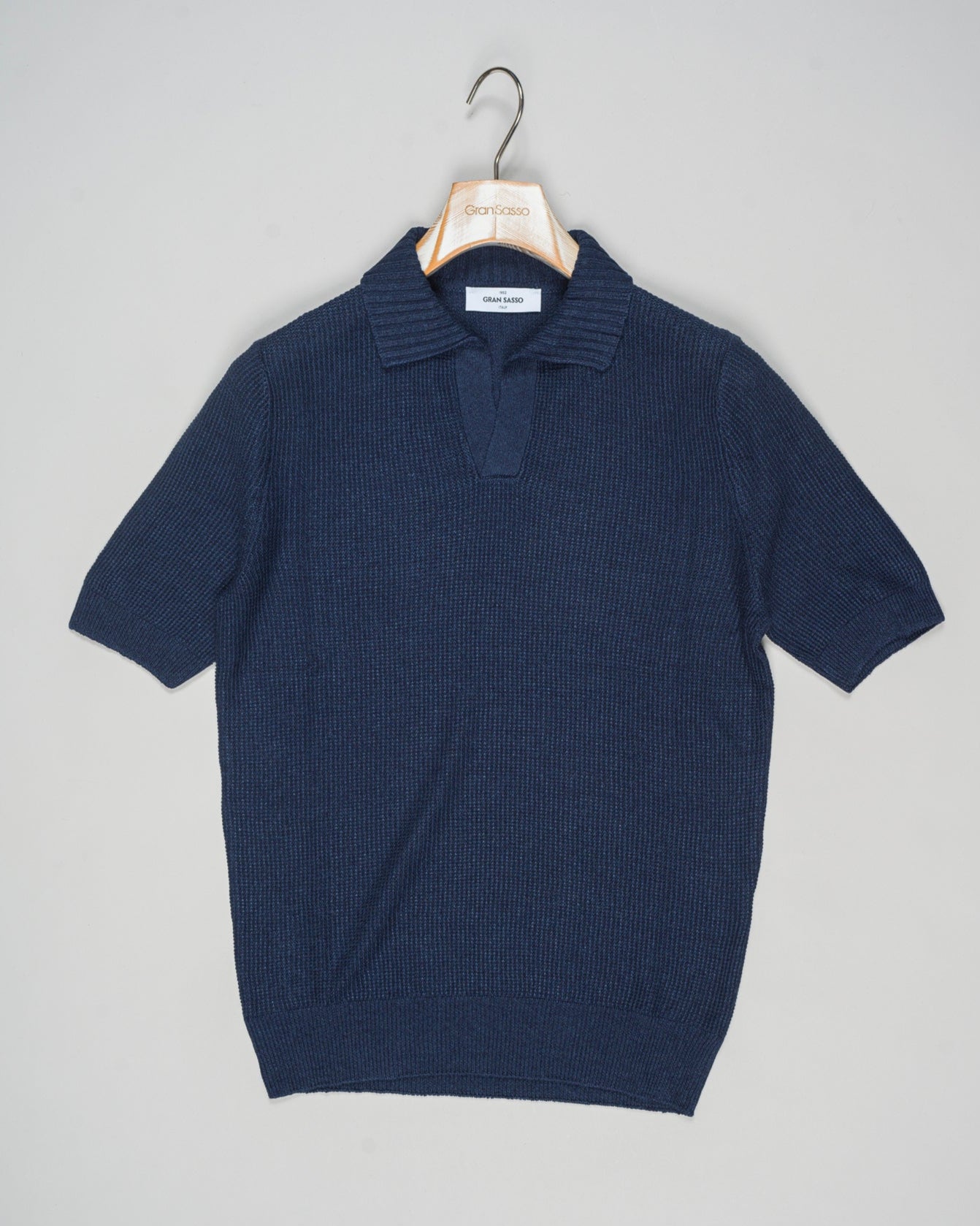 This Gran Sasso Knitted Capri Collar Shirt is made of a blend of linen and cotton for a comfortable, breathable fit. Stay cool and stylish in this textured capri collar knit.

Composition: 68% Linen 32% Cotton
Color: 598 / Blue
Article: 23140 / 18640
Made in Italy