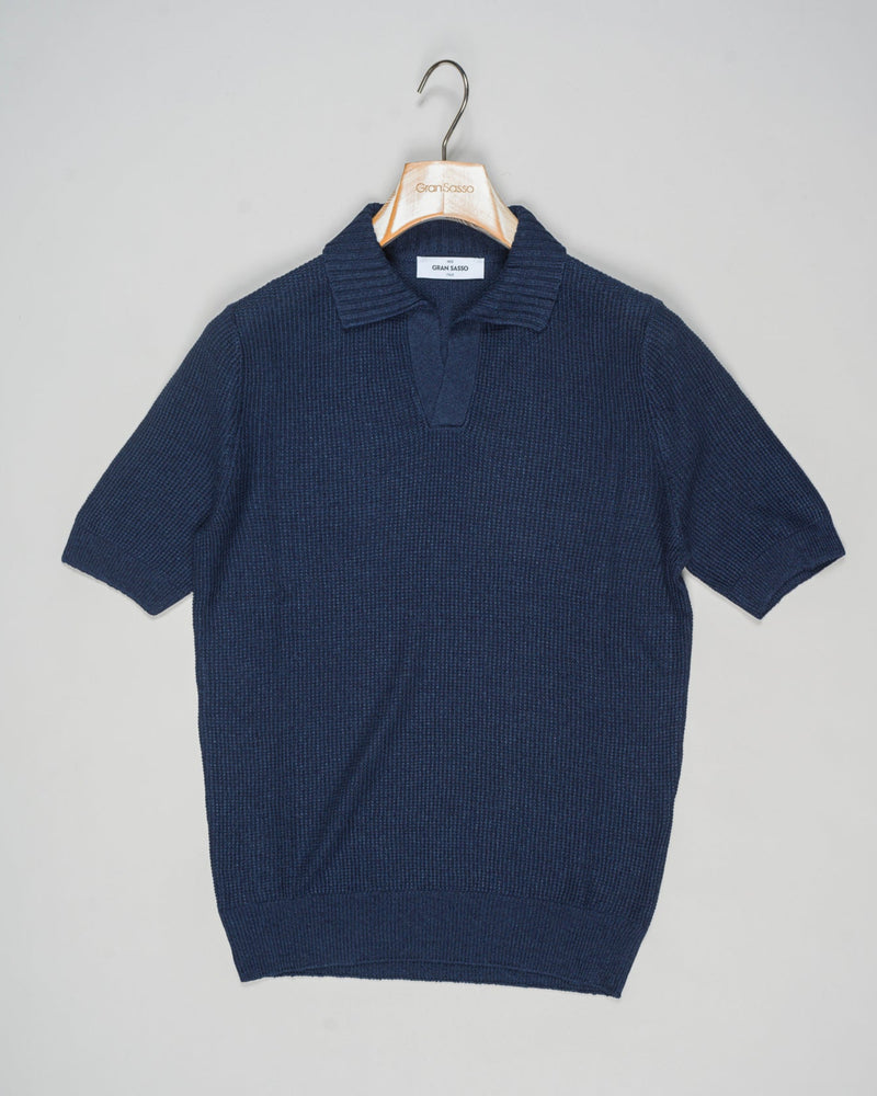 This Gran Sasso Knitted Capri Collar Shirt is made of a blend of linen and cotton for a comfortable, breathable fit. Stay cool and stylish in this textured capri collar knit.

Composition: 68% Linen 32% Cotton
Color: 598 / Blue
Article: 23140 / 18640
Made in Italy