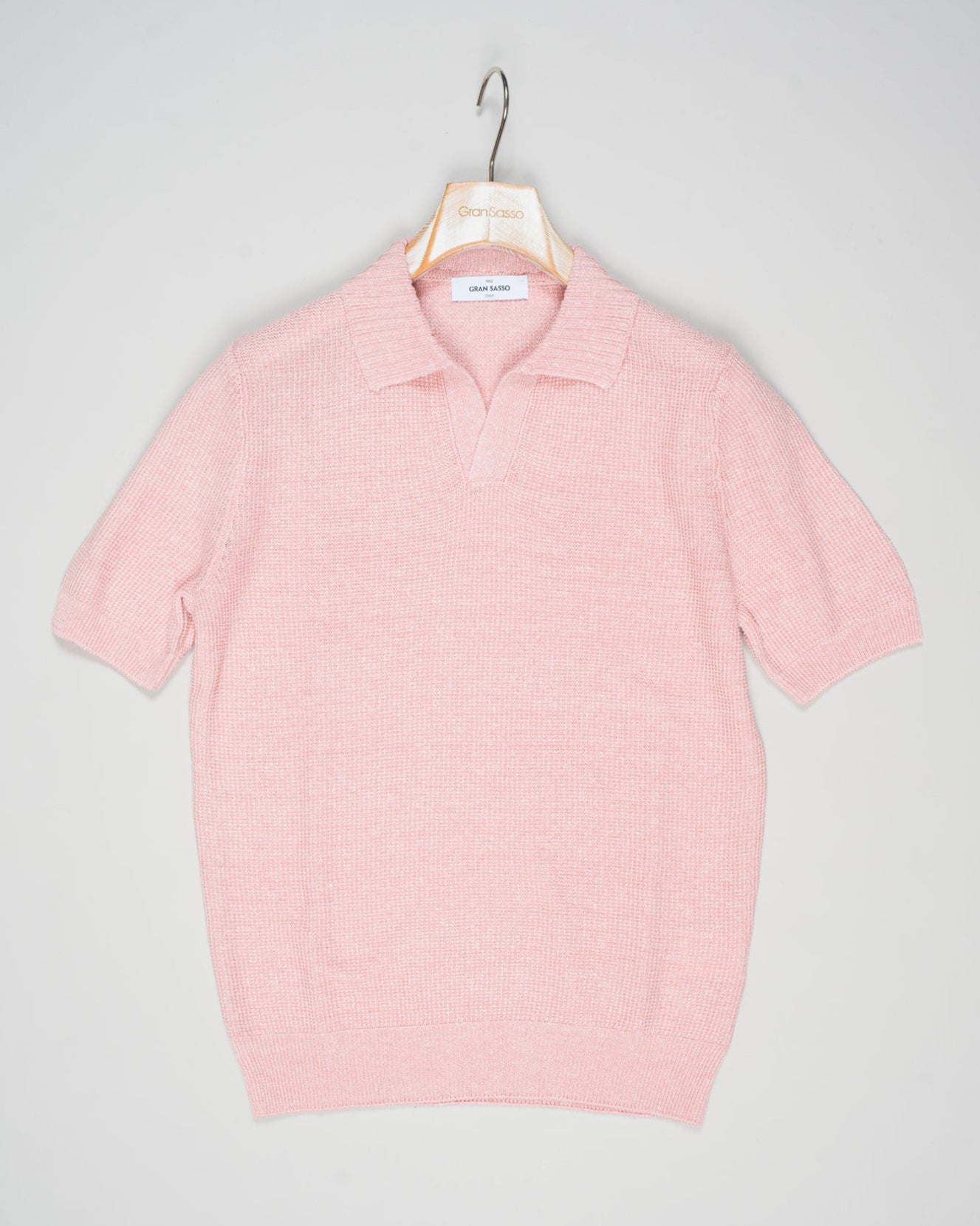 This Gran Sasso Knitted Capri Collar Shirt is made of a blend of linen and cotton for a comfortable, breathable fit. Stay cool and stylish in this textured capri collar knit.

Composition: 68% Linen 32% Cotton
Color: 220 / Pink
Article: 23140 / 18640
Made in Italy