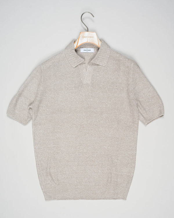 This Gran Sasso Knitted Capri Collar Shirt is made of a blend of linen and cotton for a comfortable, breathable fit. Stay cool and stylish in this textured capri collar knit.

Composition: 68% Linen 32% Cotton
Color: 112 / Taupe
Article: 23140 / 18640
Made in Italy