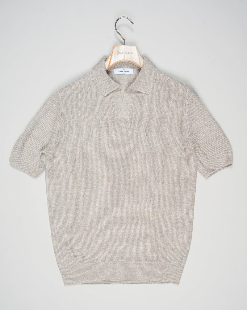 This Gran Sasso Knitted Capri Collar Shirt is made of a blend of linen and cotton for a comfortable, breathable fit. Stay cool and stylish in this textured capri collar knit.

Composition: 68% Linen 32% Cotton
Color: 112 / Taupe
Article: 23140 / 18640
Made in Italy