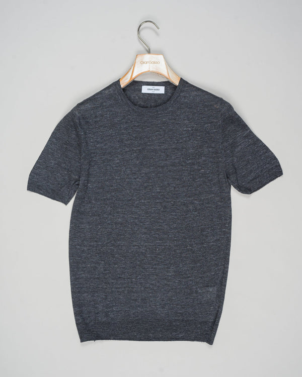 Iconic summer must have from Gran Sasso. 100% Linen T-shirt with beautiful melangé textured material.&nbsp;

Composition: 100% Linen&nbsp;
Color: 098 / Dark Grey
Article: 57177 / 24801
Made in Italy