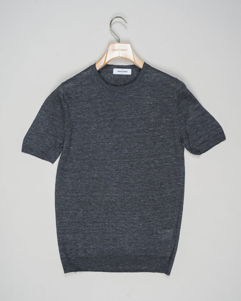 Iconic summer must have from Gran Sasso. 100% Linen T-shirt with beautiful melangé textured material.&nbsp;

Composition: 100% Linen&nbsp;
Color: 098 / Dark Grey
Article: 57177 / 24801
Made in Italy