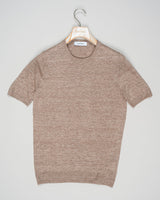 Iconic summer must have from Gran Sasso. 100% Linen T-shirt with beautiful melangé textured material.&nbsp;

Composition: 100% Linen&nbsp;
Color: 140 / Light Brown
Article: 57177 / 24801
Made in Italy