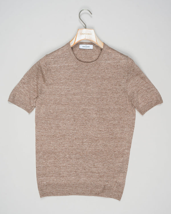 Iconic summer must have from Gran Sasso. 100% Linen T-shirt with beautiful melangé textured material.&nbsp;

Composition: 100% Linen&nbsp;
Color: 140 / Light Brown
Article: 57177 / 24801
Made in Italy