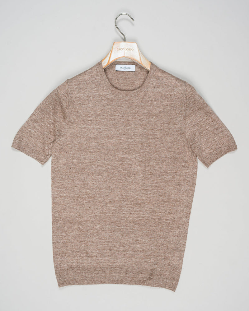 Iconic summer must have from Gran Sasso. 100% Linen T-shirt with beautiful melangé textured material.&nbsp;

Composition: 100% Linen&nbsp;
Color: 140 / Light Brown
Article: 57177 / 24801
Made in Italy
