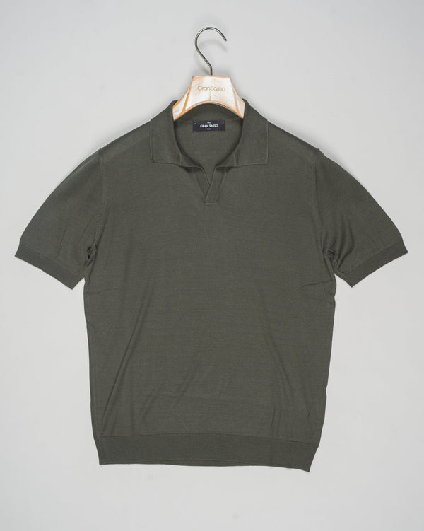 Expertly crafted from luxurious silk, the Gran Sasso Capri Collar Silk Knit Polo Shirt offers a sophisticated and luxurious addition to any wardrobe. The high-quality silk knit fabric ensures a comfortable and breathable fit, while the classic polo shirt design adds a touch of timeless elegance. Elevate your style with this must-have piece.
Composition: 100% Silk
Color: 488 / Dark Green
Article: 43129 / 23503
Made in Italy