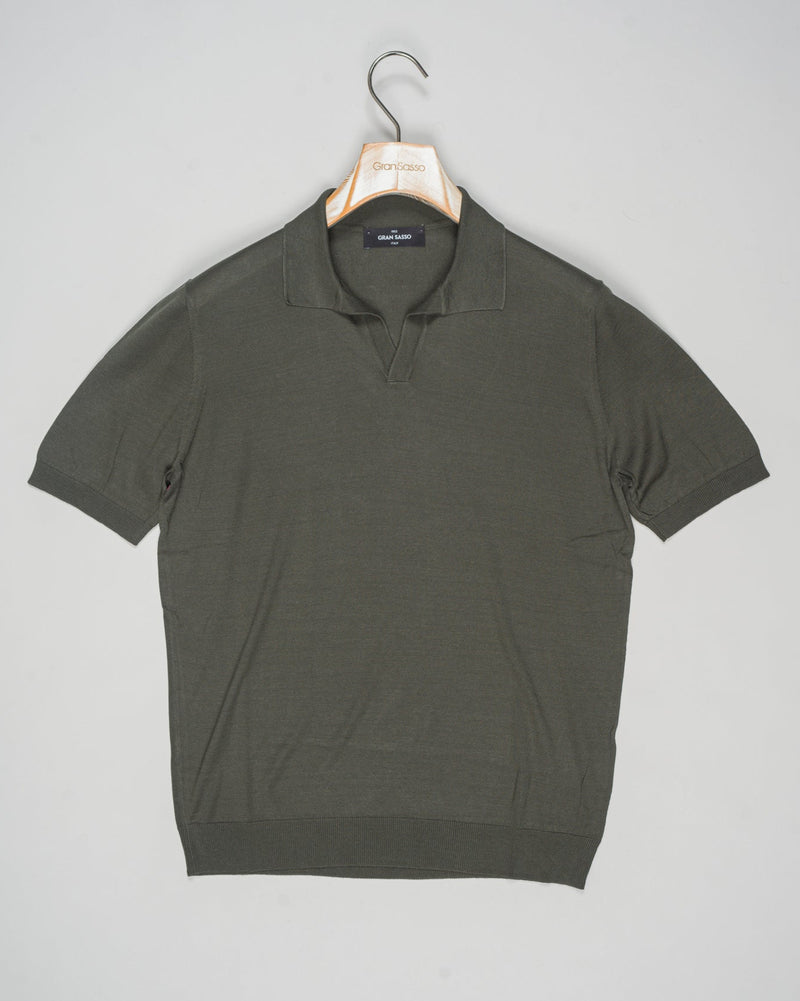 Expertly crafted from luxurious silk, the Gran Sasso Capri Collar Silk Knit Polo Shirt offers a sophisticated and luxurious addition to any wardrobe. The high-quality silk knit fabric ensures a comfortable and breathable fit, while the classic polo shirt design adds a touch of timeless elegance. Elevate your style with this must-have piece.
Composition: 100% Silk
Color: 488 / Dark Green
Article: 43129 / 23503
Made in Italy