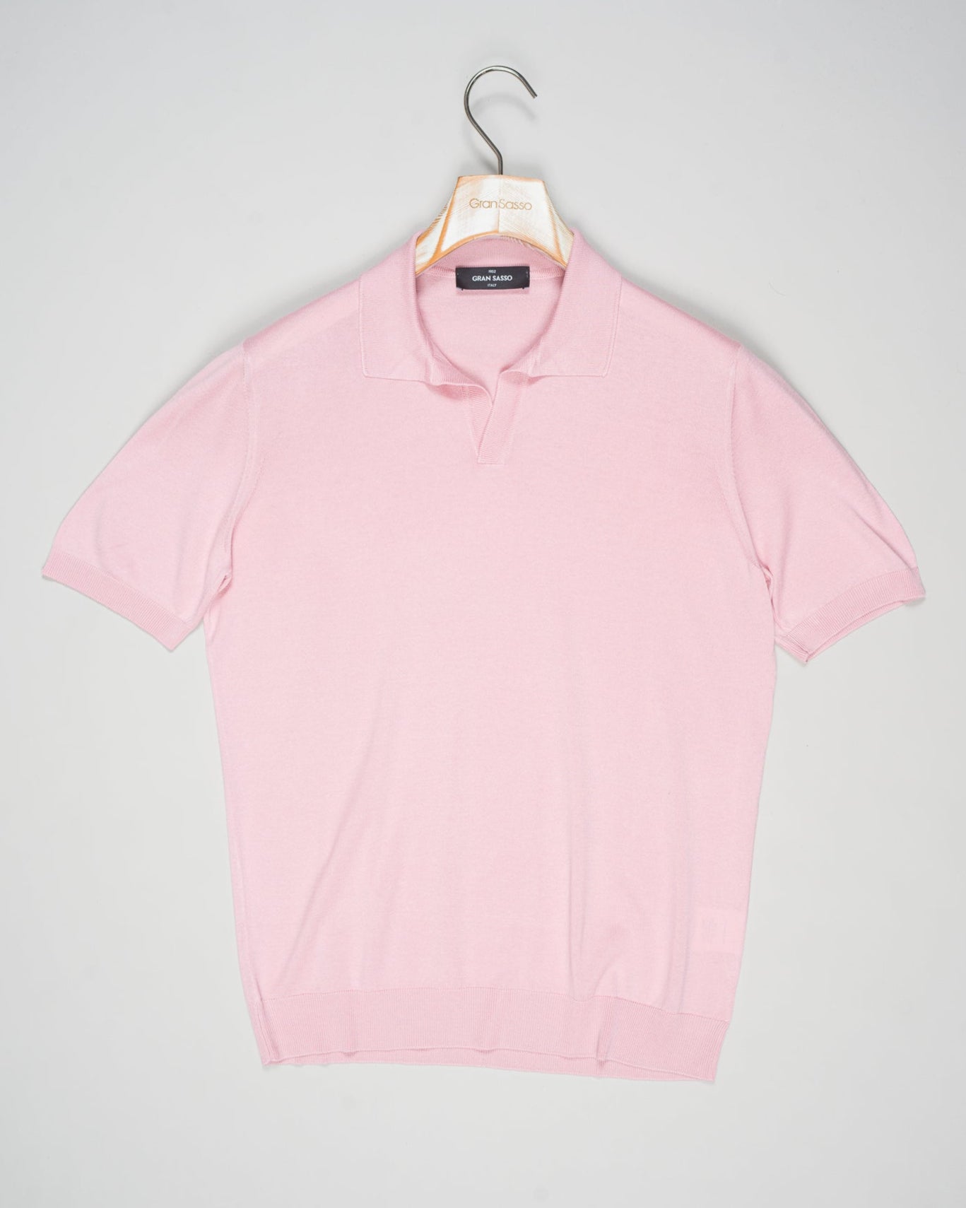 Expertly crafted from luxurious silk, the Gran Sasso Capri Collar Silk Knit Polo Shirt offers a sophisticated and luxurious addition to any wardrobe. The high-quality silk knit fabric ensures a comfortable and breathable fit, while the classic polo shirt design adds a touch of timeless elegance. Elevate your style with this must-have piece.
Composition: 100% Silk
Color: 214 / Pink
Article: 43129 / 23503
Made in Italy