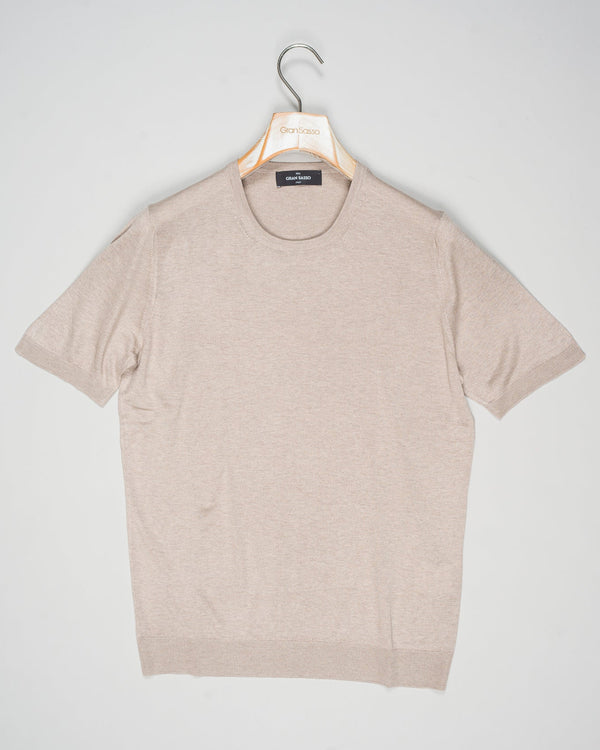 Expertly crafted from luxurious silk, the Gran Sasso Silk Knit T-Shirt Shirt offers a sophisticated and luxurious addition to any wardrobe. The high-quality silk knit fabric ensures a comfortable and breathable fit, while the classic t-shirt design adds a touch of timeless elegance. Elevate your style with this must-have piece.
Composition: 100% Silk
Color: 030 / Beige
Article: 43112 / 23503
Made in Italy