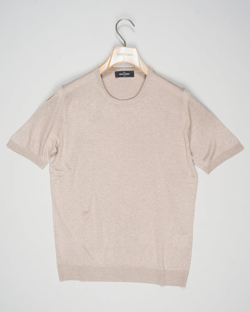 Expertly crafted from luxurious silk, the Gran Sasso Silk Knit T-Shirt Shirt offers a sophisticated and luxurious addition to any wardrobe. The high-quality silk knit fabric ensures a comfortable and breathable fit, while the classic t-shirt design adds a touch of timeless elegance. Elevate your style with this must-have piece.
Composition: 100% Silk
Color: 030 / Beige
Article: 43112 / 23503
Made in Italy