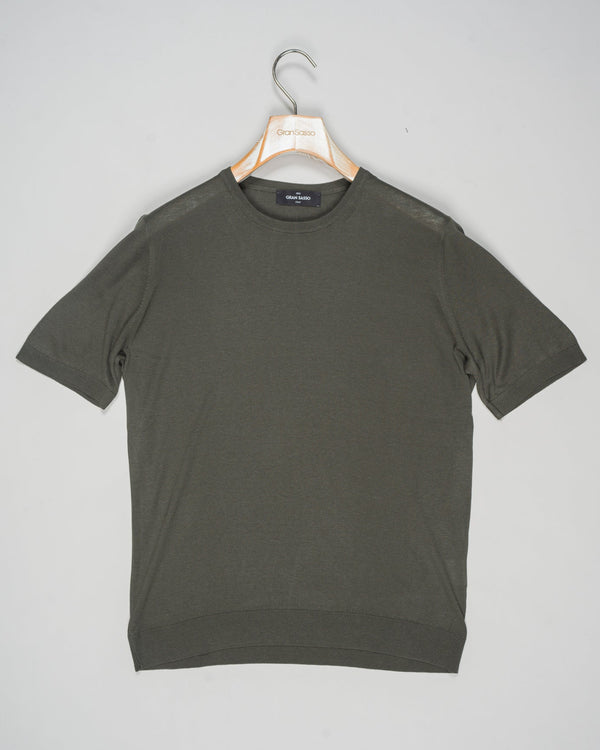 Expertly crafted from luxurious silk, the Gran Sasso Silk Knit T-Shirt Shirt offers a sophisticated and luxurious addition to any wardrobe. The high-quality silk knit fabric ensures a comfortable and breathable fit, while the classic t-shirt design adds a touch of timeless elegance. Elevate your style with this must-have piece.
Composition: 100% Silk
Color: 488 / Dark Green
Article: 43112 / 23503
Made in Italy
