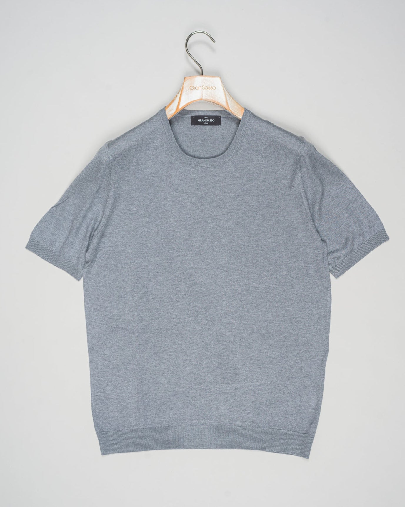 Expertly crafted from luxurious silk, the Gran Sasso Silk Knit T-Shirt Shirt offers a sophisticated and luxurious addition to any wardrobe. The high-quality silk knit fabric ensures a comfortable and breathable fit, while the classic t-shirt design adds a touch of timeless elegance. Elevate your style with this must-have piece.
Composition: 100% Silk
Color: 060 / Light Grey
Article: 43112 / 23503
Made in Italy