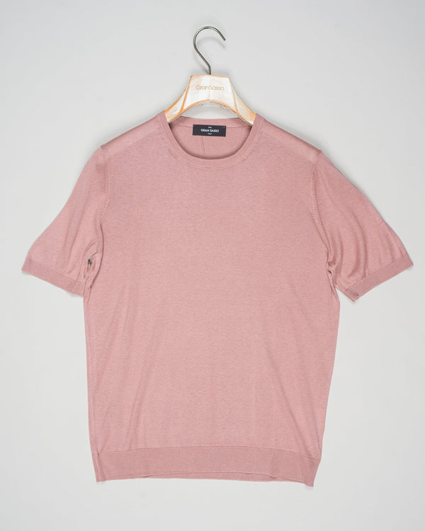 Expertly crafted from luxurious silk, the Gran Sasso Silk Knit T-Shirt Shirt offers a sophisticated and luxurious addition to any wardrobe. The high-quality silk knit fabric ensures a comfortable and breathable fit, while the classic t-shirt design adds a touch of timeless elegance. Elevate your style with this must-have piece.
Composition: 100% Silk
Color: 214 / Dusty Pink
Article: 43112 / 23503
Made in Italy