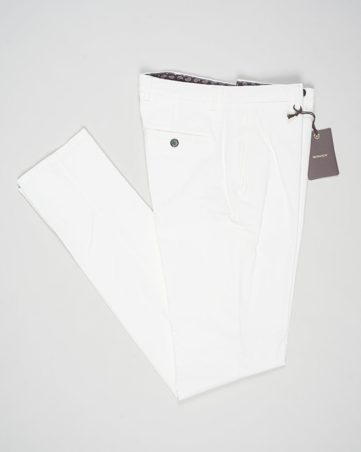 Model: Vulcano23-GD
Article: ts0001x
Composition:&nbsp;98% Cotton, 2% Elastane
Color: Panna
Made in Martina Franca, Italy Berwich Garment Dyed Cotton Chinos / Panna