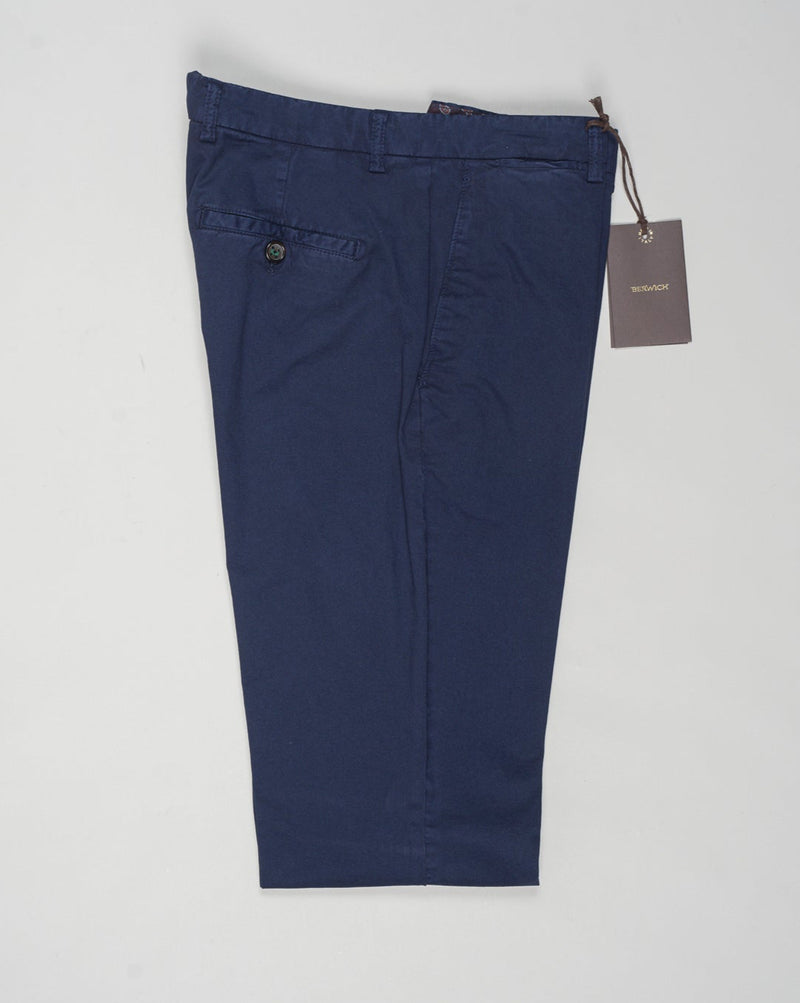Model: Vulcano23-GD
Article: ts0001x
Composition:&nbsp;98% Cotton, 2% Elastane
Color: Indigo
Made in Martina Franca, Italy Berwich Garment Dyed Cotton Chinos / Indigo