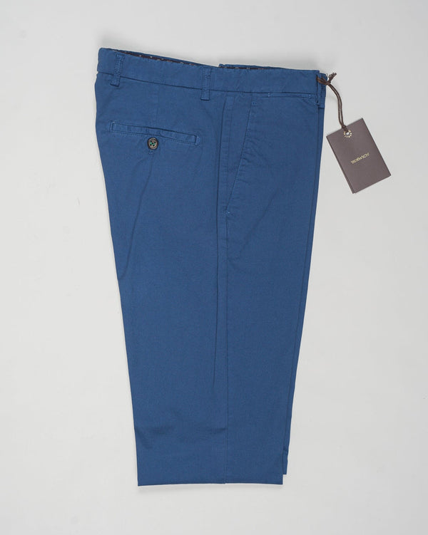 Model: Vulcano23-GD
Article: ts0001x
Composition:&nbsp;98% Cotton, 2% Elastane
Color: Avio
Made in Martina Franca, Italy Berwich Garment Dyed Cotton Chinos / Avio