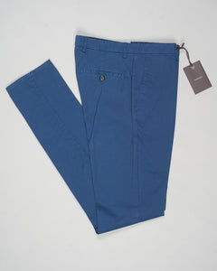 Model: Vulcano23-GD
Article: ts0001x
Composition:&nbsp;98% Cotton, 2% Elastane
Color: Avio
Made in Martina Franca, Italy Berwich Garment Dyed Cotton Chinos / Avio