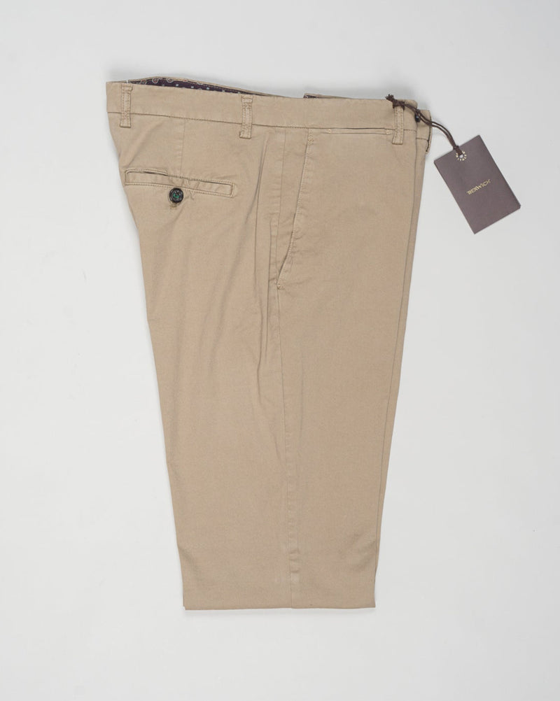 Model: Vulcano23-GD
Article: ts0001x
Composition:&nbsp;98% Cotton, 2% Elastane
Color: Noce
Made in Martina Franca, Italy Berwich Garment Dyed Cotton Chinos / Noce