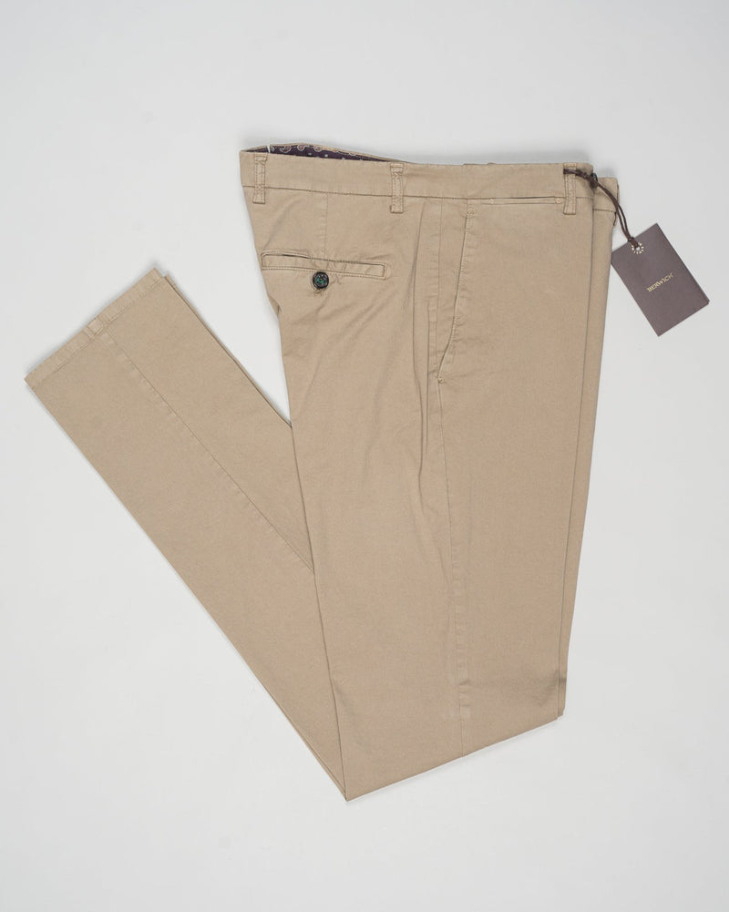 Model: Vulcano23-GD
Article: ts0001x
Composition:&nbsp;98% Cotton, 2% Elastane
Color: Noce
Made in Martina Franca, Italy Berwich Garment Dyed Cotton Chinos / Noce