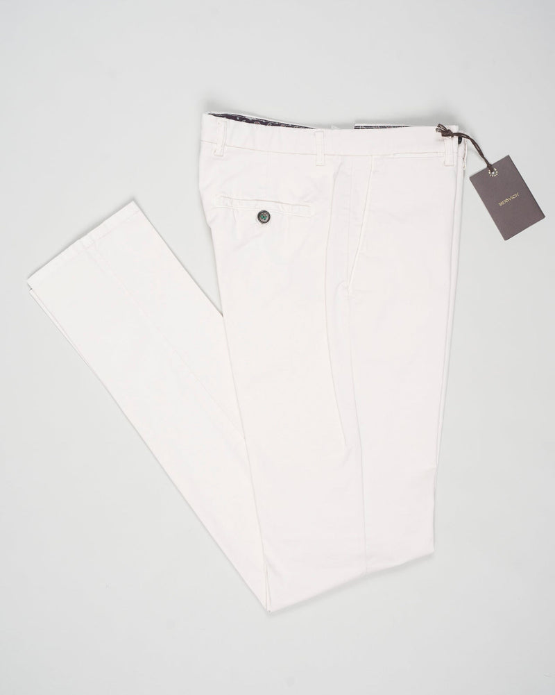 Model: Vulcano23-GD
Article: ts0001x
Composition:&nbsp;98% Cotton, 2% Elastane
Color: Latte
Made in Martina Franca, Italy Berwich Garment Dyed Cotton Chinos / Latte