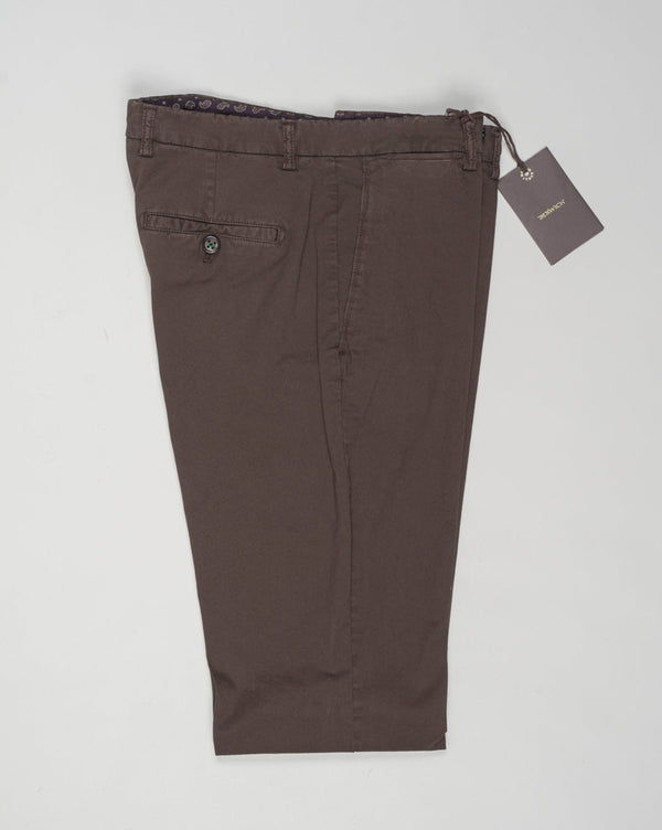 Model: Vulcano23-GD
Article: ts0001x
Composition:&nbsp;98% Cotton, 2% Elastane
Color: Moro
Made in Martina Franca, Italy Berwich Garment Dyed Cotton Chinos / Moro