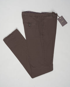 Model: Vulcano23-GD
Article: ts0001x
Composition:&nbsp;98% Cotton, 2% Elastane
Color: Moro
Made in Martina Franca, Italy Berwich Garment Dyed Cotton Chinos / Moro