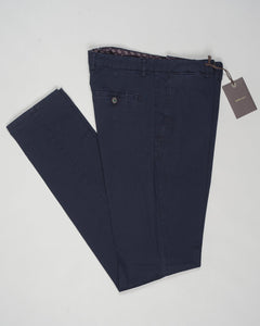 Model: Vulcano23-GD
Article: ts0001x
Composition:&nbsp;98% Cotton, 2% Elastane
Color: Navy
Made in Martina Franca, Italy Berwich Garment Dyed Cotton Chinos / Navy