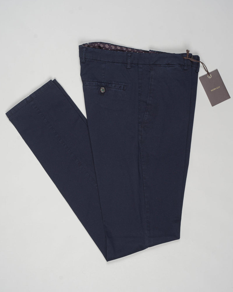 Model: Vulcano23-GD
Article: ts0001x
Composition:&nbsp;98% Cotton, 2% Elastane
Color: Navy
Made in Martina Franca, Italy Berwich Garment Dyed Cotton Chinos / Navy