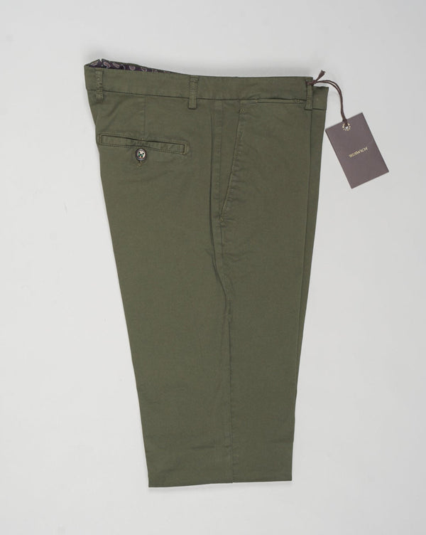 Model: Vulcano23-GD
Article: ts0001x
Composition:&nbsp;98% Cotton, 2% Elastane
Color: Verde
Made in Martina Franca, Italy Berwich Garment Dyed Cotton Chinos / Verde